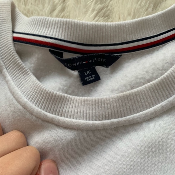 White Tommy Hilfiger logo crewneck! - Picture 2 of 5